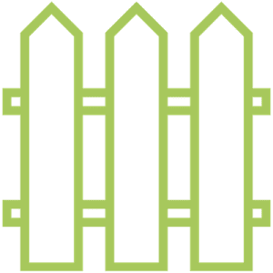 Grüner Zaun als Symbol für eingezäunte Hundewiese.