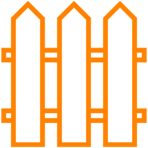 Orangener Zaun als Symbol für nicht eingezäunte Hundewiese.